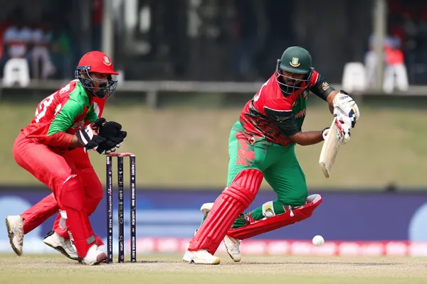 স্বর্ণমুদ্রা পরিবেষ্টিত এক স্লট রিলে জয়ী ‘সেভেন’ প্রতীকের নাটকীয় দৃশ্য—যা বড় জয়ের প্রতীক।